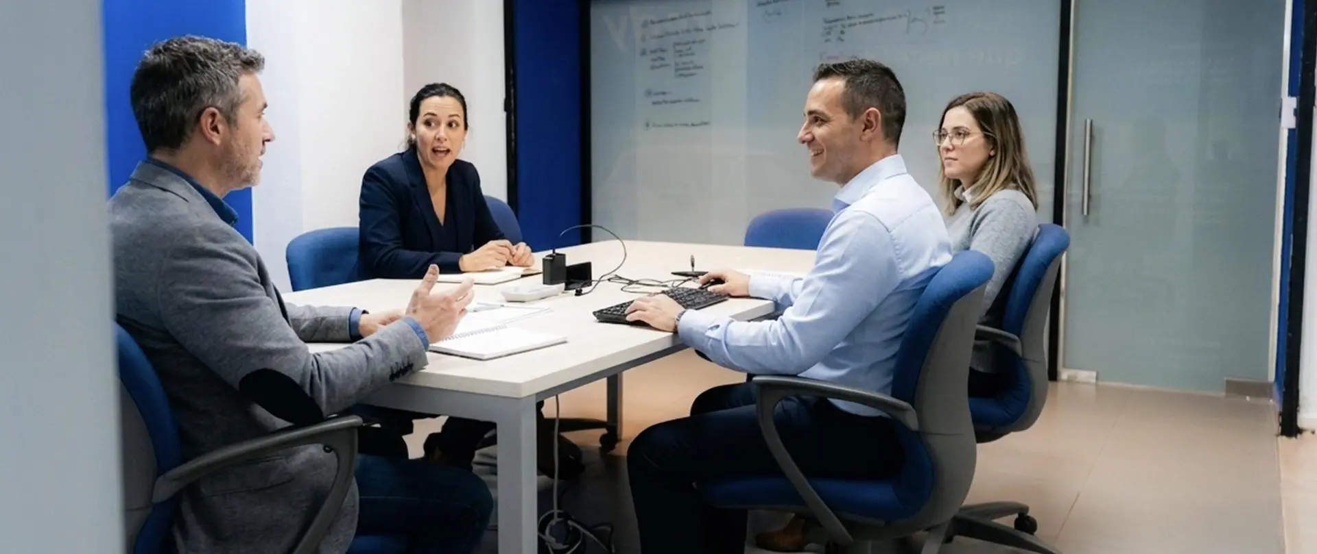 Equipo de Redy Soluciones trabajando en sala de juntas