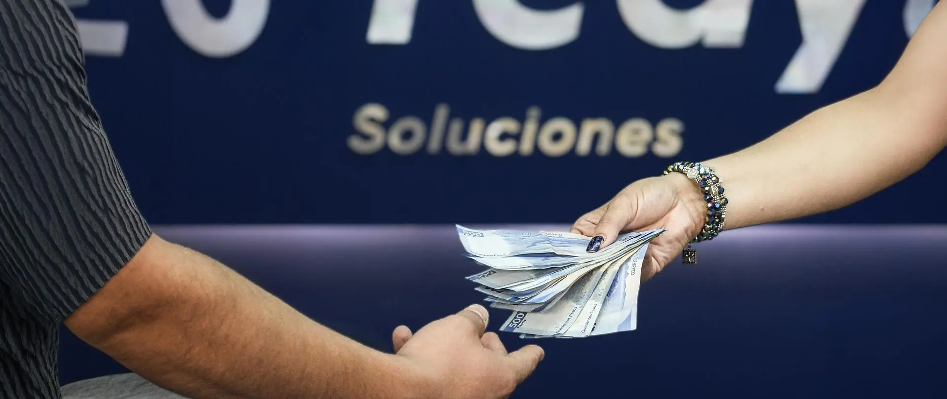 Cliente recibiendo su préstamo en efectivo en Redy Soluciones